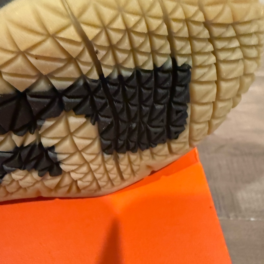 Kids Camouflage Strap Sneakers - Picture 7 of 7